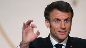 Emmanuel Macron expose la stratégie remaniée de la France en l'Afrique, à l'Elysée à Paris le 27 février 2023