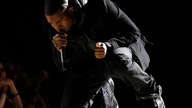 Kanye West portant en 2008 une paire de baskets Nike Air Yeezy 1