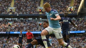 Kevin De Bruyne devant Kyle Walker-Peters, le 17 août 2019