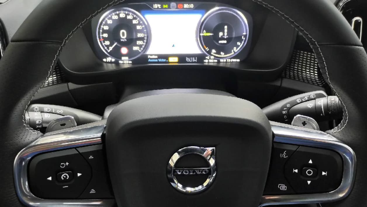 Derrière le volant, les compteurs numériques de ce XC40. Derrière le volant, les compteurs numériques de ce XC40.
