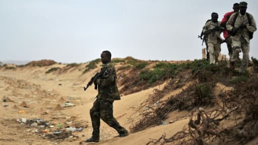 Des forces de sécurité somaliennes patrouillent le long des côtes de Qasw, dans le Puntland, le 18 décembre 2016