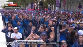 Parade des JO: le comité d'organisation défile à son tour sur les Champs-Élysées