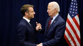 Le président français Emmanuel Macron serre la main du président américain Joe Biden lors d'une rencontre en marge de la 79e session de l'Assemblée générale des Nations unies à New York, le 25 septembre 2024.