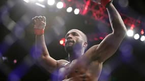 Leon Edwards célèbre sa victoire sur Kamaru Usman pour conserver le titre des welters à l'UFC 286 en mars 2023
