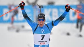 La joie du Français Quentin Fillon-Maillet, vainqueur de la poursuite (12,5 km) d'Hochfilzen (Autriche), comptant pour la Coupe du monde de biathlon, le 11 décembre 2021
