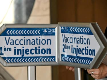 Des panneaux pour guider les patients arrivant pour recevoir le vaccin Covid-19, le 17 février 2021 à Dunkerque
