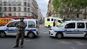 Un soldat de l'opération Sentinelle dans le cinquième arrondissement de Paris, peu après l'explosion et l'effondrement d'une façade d'un immeuble rue Saint-Jacques le 21 juin 2023.