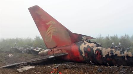 Un avion de ligne de la compagnie Henan Airlines, avec 96 personnes à bord, s'est écrasé mardi soir dans le nord-est de la Chine, faisant 42 morts. L'avion, qui assurait un vol intérieur, s'est brisé avant de se transformer en boule de feu après avoir ten