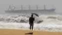 Sur une plage de Chennai (anciennement Madras) dans l'Etat indien du Tamil Nadu, balayé par de fortes pluies et des vents violents dans le sillage du cyclone Thane. Thane a fait 33 morts dans le sud-est de l'Inde, selon les autorités. /Photo prise le 30 d