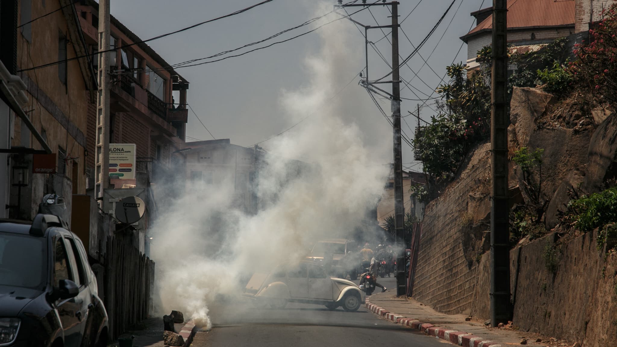 INCENDIES, GAZ LACRYMOGÈNES... À MADAGASCAR, D'IMPORTANTES MANIFESTATIONS CONTRE LE POUVOIR EN PLACE