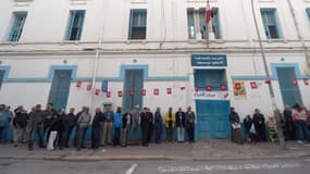 File d'attente devant un bureau de vote, à Tunis, le 23 novembre. 