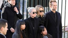 Le cercueil de Johnny Hallyday est transporté dans l'église de la Madeleine, Laeticia Hallyday, Jade et Joy le suivant de près