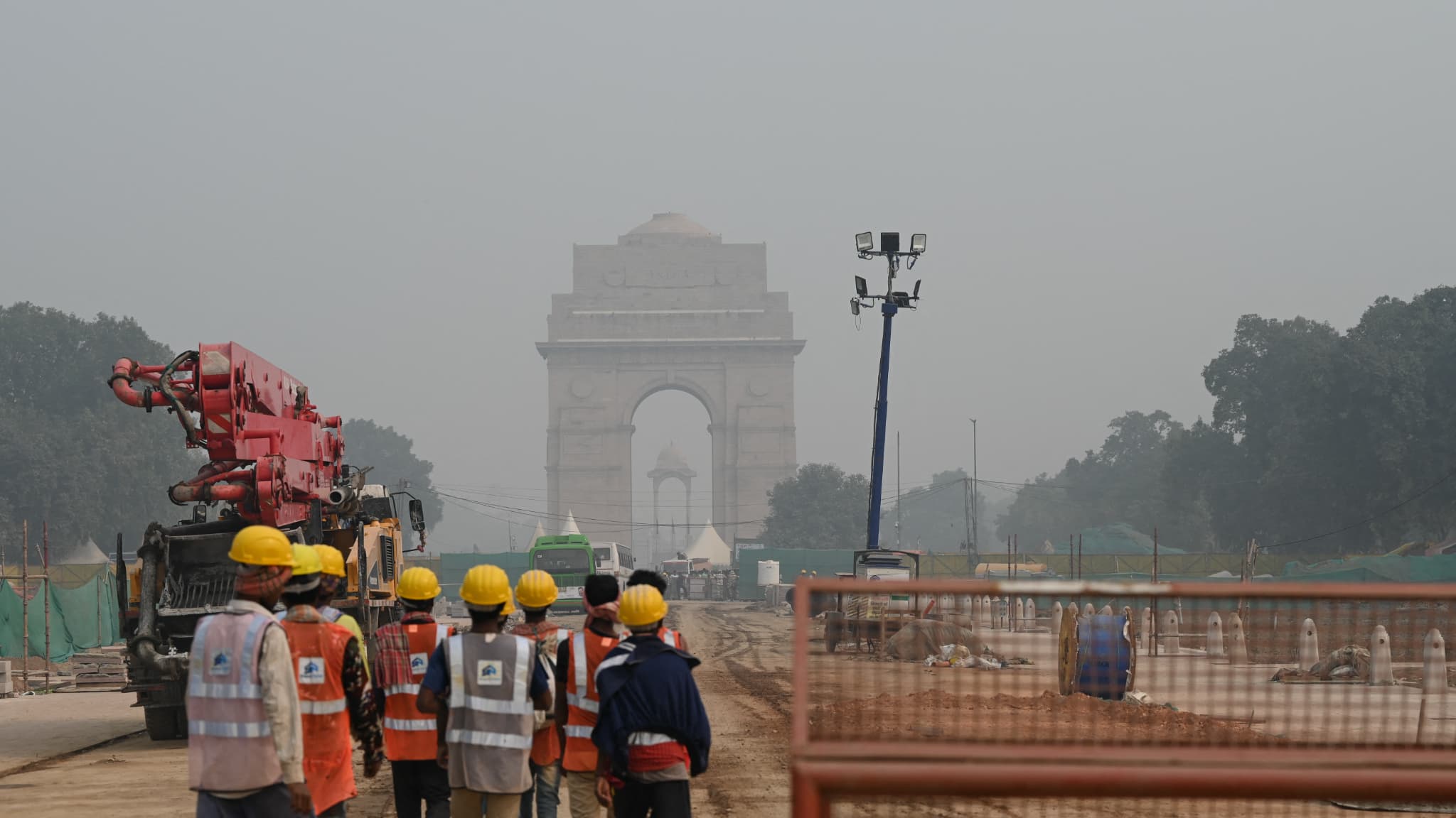 La Porte de l'Inde derrière un voile de pollution sur Rajpath Street. 