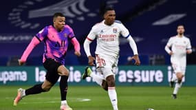 L'attaquant du Paris Saint-Germain Kylian Mbappé tente de déborder le défenseur brésilien de Lyon, Marcelo, lors de la 30e journée de Ligue 1, le 21 mars 2021 au Groupama Stadium