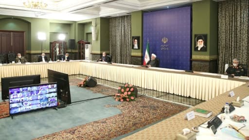 Photo fournie par la présidence iranienne le 6 juin 2020 montrant le Comité de lutte contre le Covid-19 réuni autour du président Hassan Rohani (2e G)