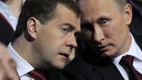 Le président russe Dmitri Medvedev (à gauche) et le Premier ministre Vladimir Poutine au congrès de Russie unie, à Moscou. Vladimir Poutine a accepté la nomination de son parti pour être candidat à la présidentielle qui aura lieu le 4 mars prochain. /Phot