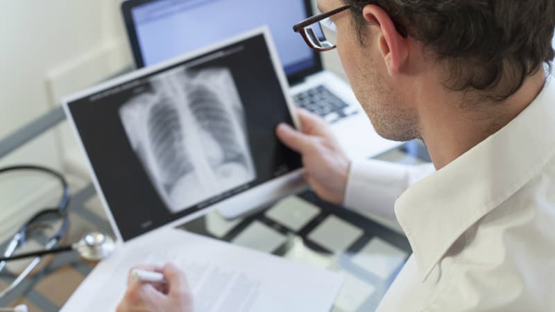 Le diagnostic de pneumonie est confirmé par une radiographie du thorax qui confirme la présence d'un foyer infectieux.