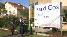 Des policiers devant le centre d'accueil Isard COS, le 19 février 2021.