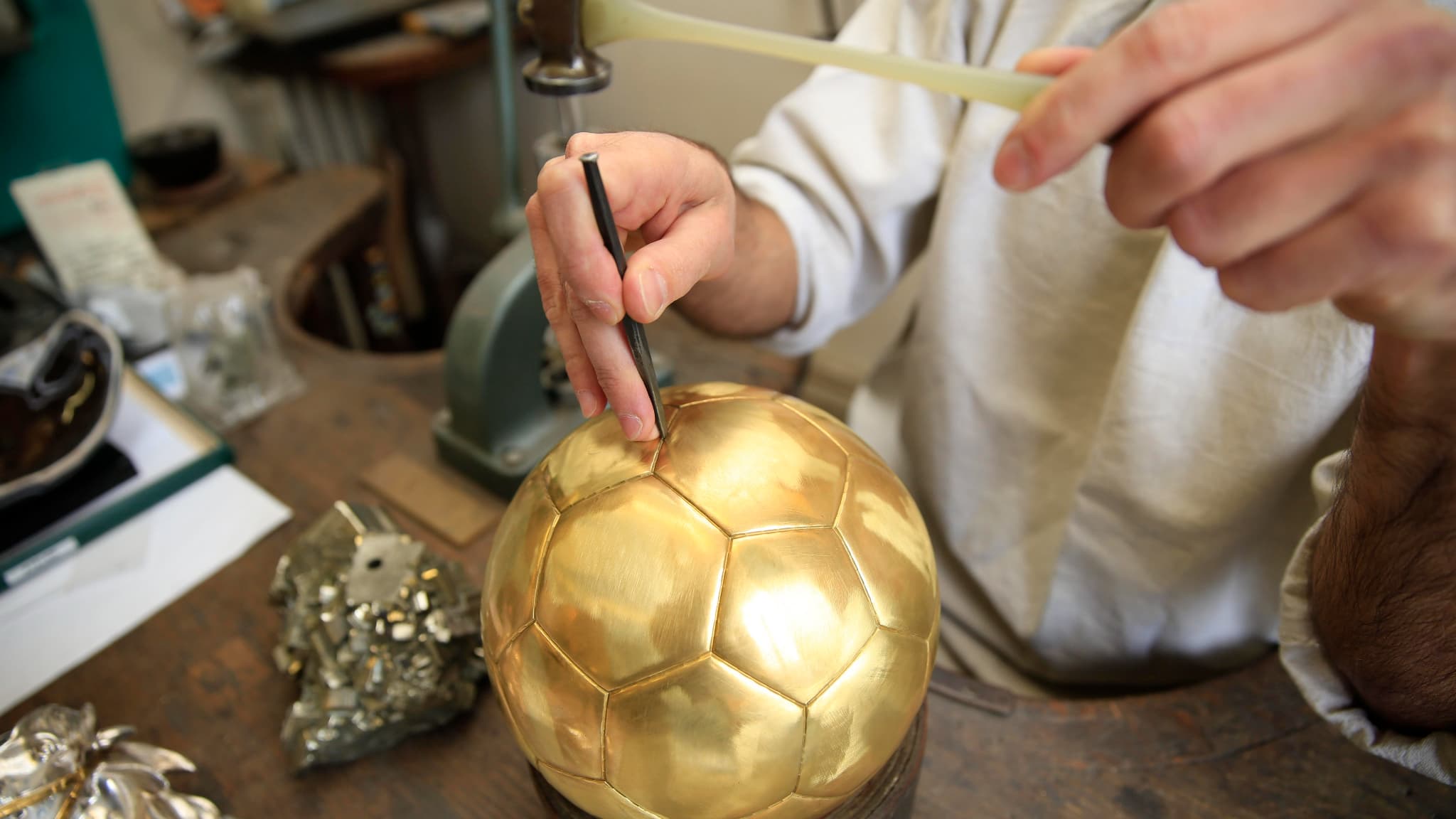 Ballon d'Or 2023 : saviez-vous que le trophée le plus convoité du football  est un véritable bijou?