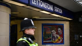 Un policier britannique surveille l'entrée du métro Leytonston au nord de Londres le 6 décembre 2015