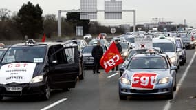 36 chauffeurs de taxis ont été placés en garde à vue pour entrave à la circulation. Ici, une opération escargot à Roissy le 10 février.