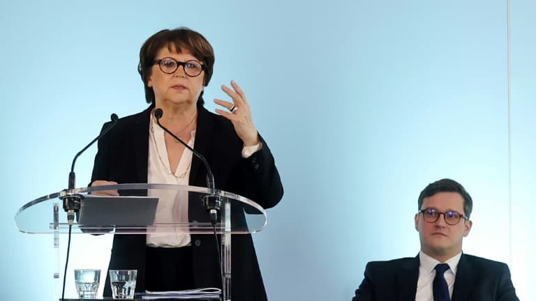 Arnaud Deslandes, assis à droite, lors de la conférence de presse donnée par Martine Aubry, Lille, le 6 mars 2025.