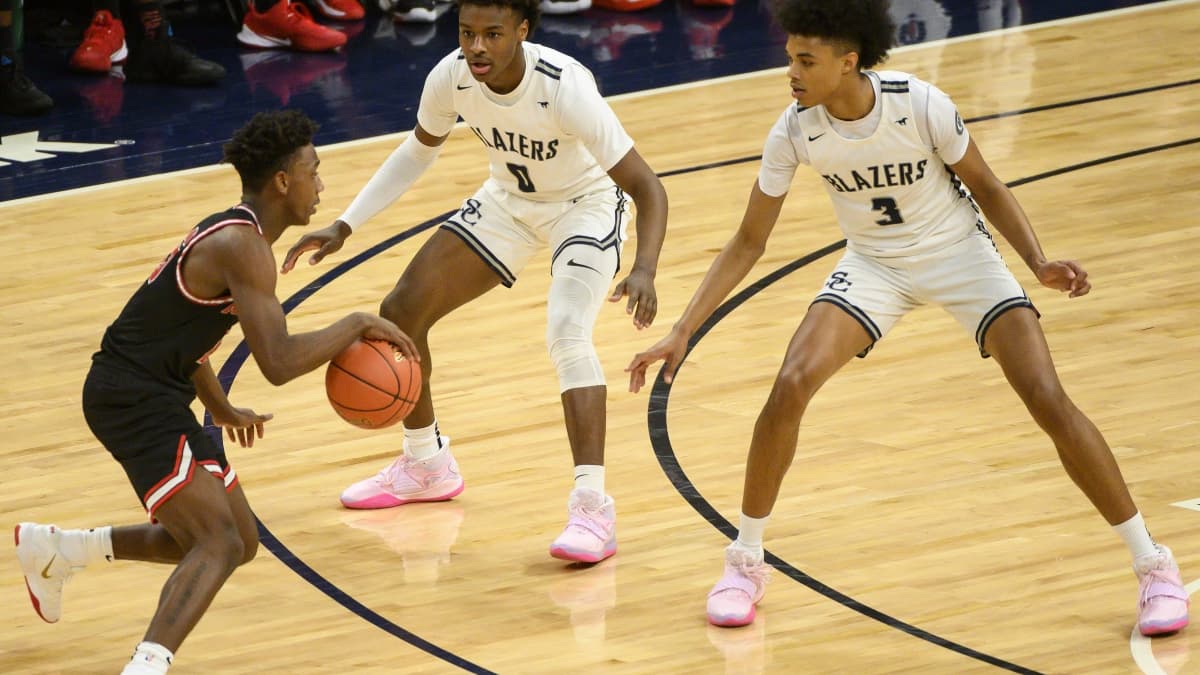 Bronny James (numéro 0) en défense avec son coéquipier BJ Boston lors d'un match de Sierra Canyon dans la salle des Minnesota Timberwolves en janvier 2020 Bronny James (numéro 0) en défense avec son coéquipier BJ Boston lors d'un match de Sierra Canyon dans la salle des Minnesota Timberwolves en janvier 2020