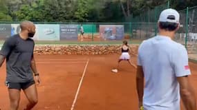Myla Federer tape la balle sous les yeux de son père, attentif