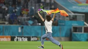 Intrusion sur le terrain d'un activiste portant un drapeau arc-en-ciel pendant l'hymne hongrois avant le coup d'envoi du match de groupes de l'Euro contre l'Allemagne, à Munich, le 23 juin 2021