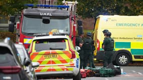 Des services d'urgence près de la synagogue Heaton Park Hebrew Congregation de Manchester, où plusieurs personnes ont été blessées après une attaque, le 2 octobre 2025.