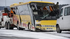 A Pontarlier, dans le Doubs, remorquage du car accidenté, mercredi 10 février 2016.