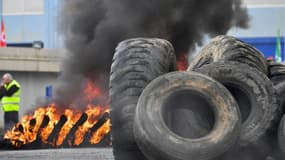 Des pneus brûlent devant l'usine Michelin de Cholet, dans le Maine-et-Loire, où les salariés sont mobilisés contre la fermeture annoncée du site,   le 5 novembre 2024