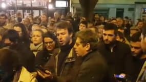 Notre-Dame de Paris : des fidèles se réunissent pour chanter face aux flammes