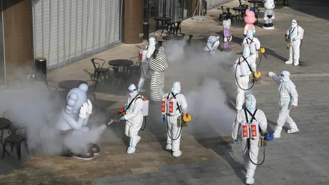 Opération de désinfection d'un centre commercial à Xi'an qui connaît une résurgence de contaminations au Covid-19, le 11 janvier 2022 dans le nord de la Chine