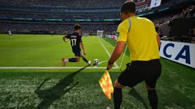 Un arbitre assistant lors du match PSG-Real Madrid à la Coupe du monde des clubs - le 09/07/2025