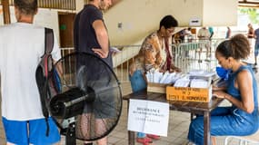 Une file d'attente pour voter lors du premier tour de l'élection présidentielle, le 22 avril 2017 à Remire Montjoly, en Guyane.  