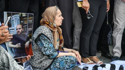 Un manifestant brandit un portrait d'un des journalistes de Cumhuriyet incarcérés, le 24 juillet 2017 devant le tribunal d'Istanbul