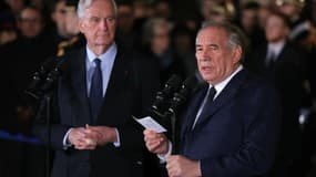 François Bayrou et Michel Barnier lors de la passation de pouvoir à Matignon le 13 décembre 2024