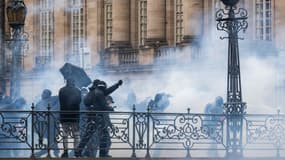Des jets de gaz lacrymogène à Strasbourg le 6 avril 2023 lors d'une manifestation contre la réforme des retraites.