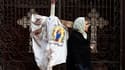 Devant l'église copte d'Alexandrie cible d'un attentat à la bombe dans la soirée du Nouvel An. Sept personnes sont détenues dans le cadre de l'enquête ouverte sur cette attaque qui a fait 21 morts. /Photo prise le 2 janvier 2011/REUTERS/Asmaa Waguih