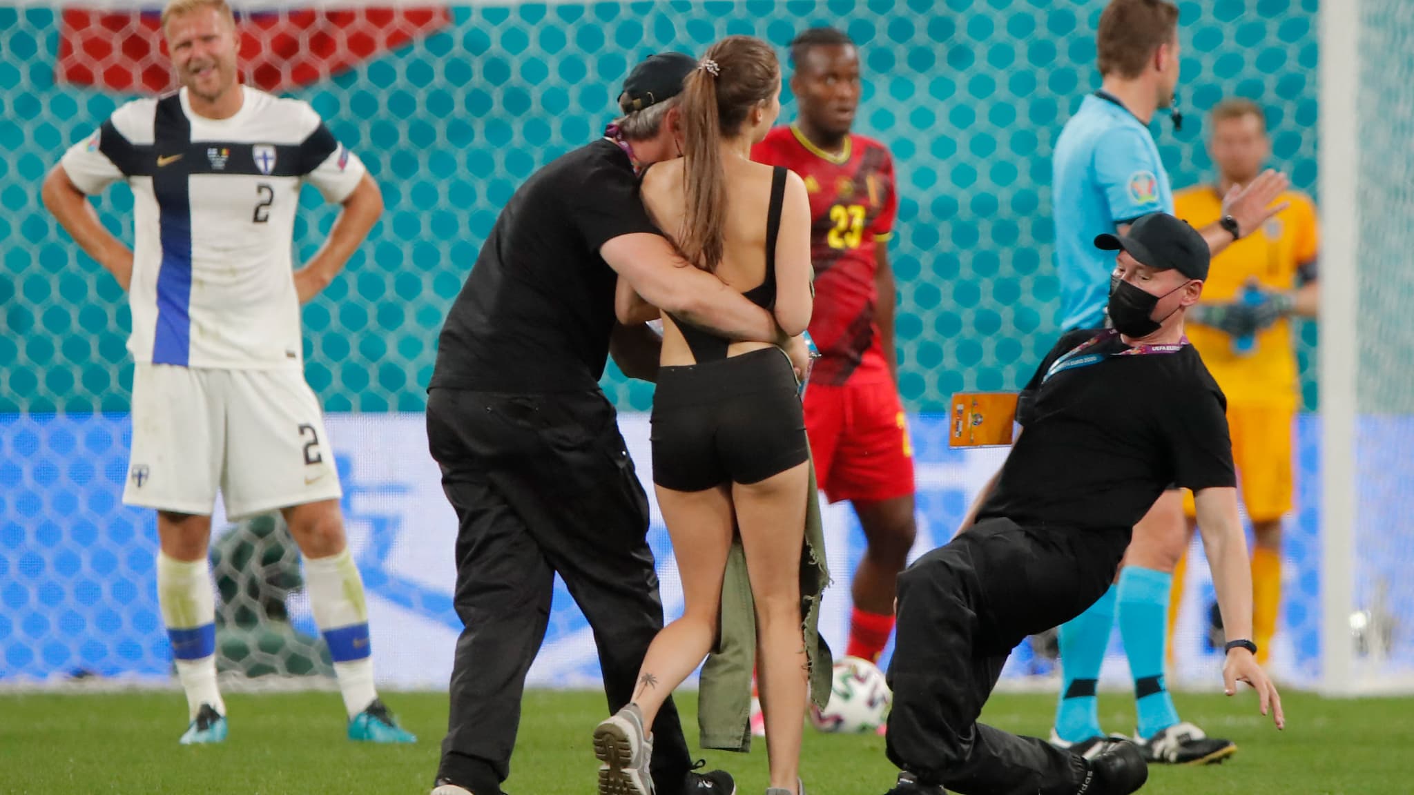 Le spectatrice évacuée après son intrusion pendant Belgique-Finlande Le spectatrice évacuée après son intrusion pendant Belgique-Finlande