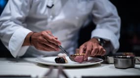 Un chef dresse un plat au restaurant La Tour d'Argent à Paris le 2 septembre 2020 (illustration)