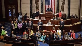 Des parlementaires démocrates ont organisé un sit-in au Congrès américain afin de protester contre le refus de la majorité républicaine de voter des restrictions sur les armes à feu, le 22 juin 2016.