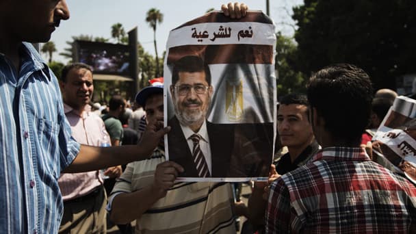 Les militants pro-Morsi appellent à la libération du président déchu Mohamed Morsi.