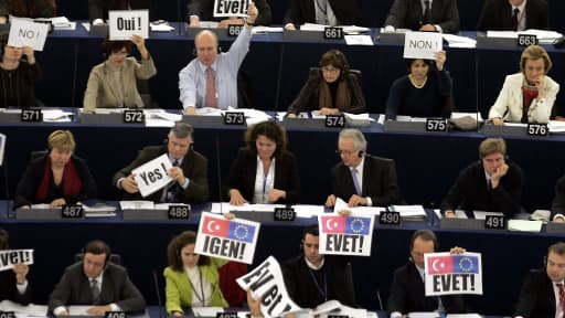 Les rangs socialistes et écologistes au Parlement européen lors d'un vote sur l'adhésion de la Turquie, le 15 décembre 2004 à Strasbourg.