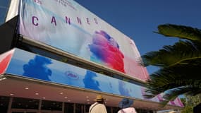 Le Palais des Festivals à Cannes le 11 mai 2025, avec l'affiche de la 78e édition, qui représente une scène du film "Un homme et une femme"