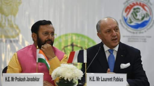 Le ministre indien de l'Environnement Prakash Javadekar et le ministre français des Affaires étrangères Laurent Fabius lors d'une conférence de presse le 20 novembre 2015 à New Delhi