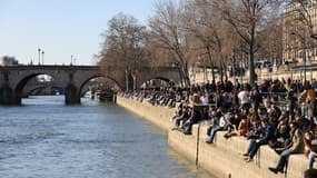 Des Parisiens sur les quais le 28 février 2021.