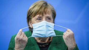 La chancelière allemande Angela Merkel enlève son masque au début d'une conférence de presse le 23 mars 2021 à Berlin. (Photo d'illustration)