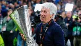 Gian Piero Gasperini avec le trophée de la Ligue Europa, le 23 mai 2024